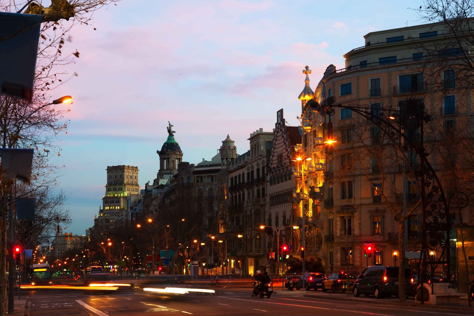 passeig de gracia winter evening barcelona (1)